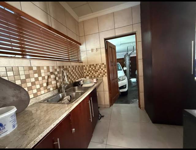 4 BEDROOM HOUSE FOR SALE IN FLORA GARDENS